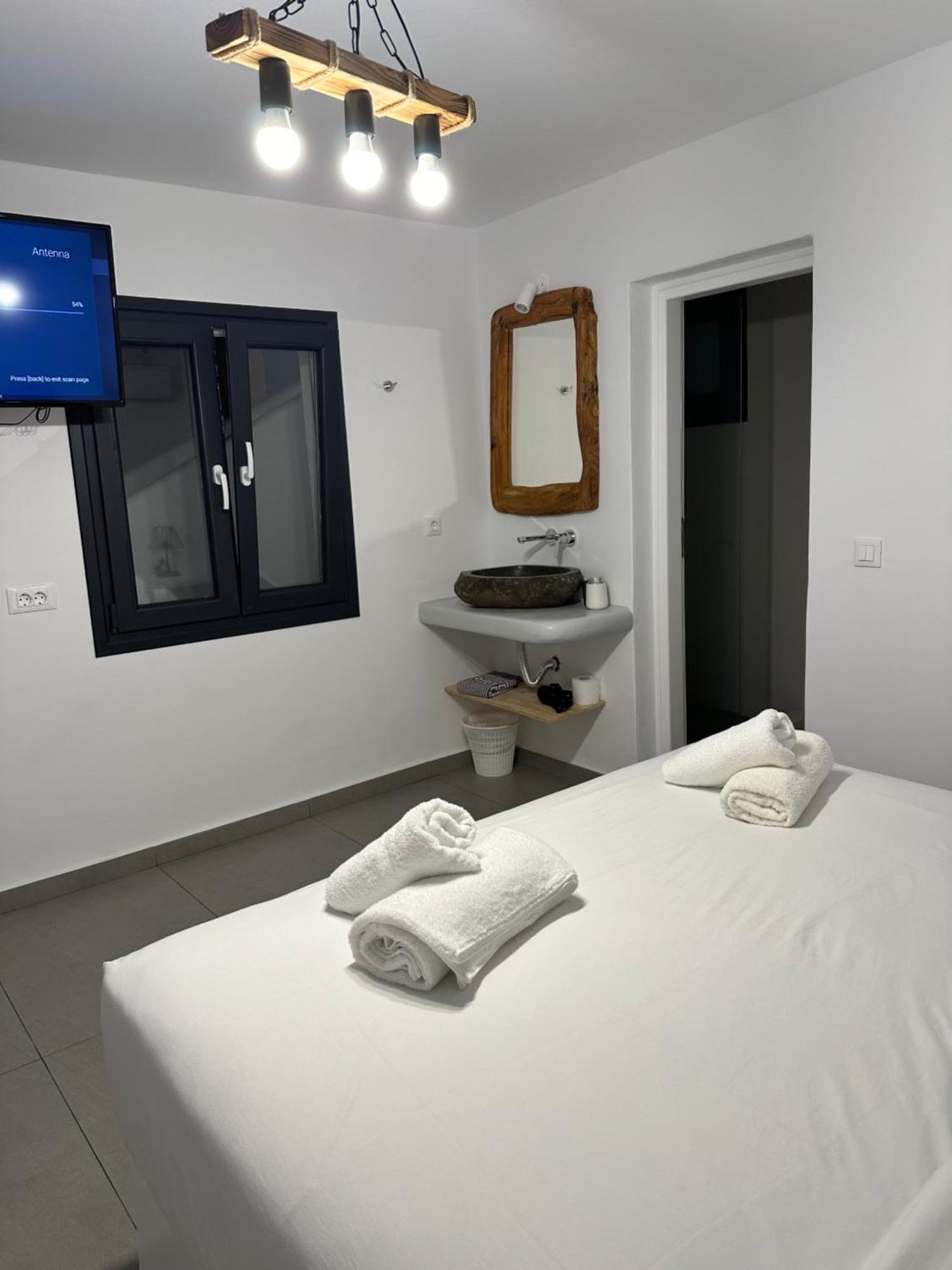 The Coast Suites Турлос Екстериор снимка